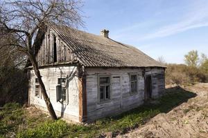 kollapsande bondgård i trä foto