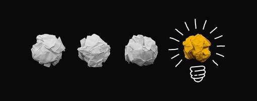 bra idé tecken koncept med papper glödlampa isolerad i vit bakgrund. skrynklig pappersboll med handritning. foto