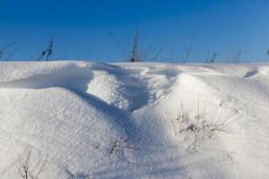 snö på vintern frusen och kall, natur efter snöfall foto