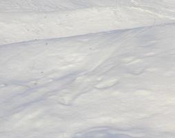 snöfall under vintersäsongen och vit fluffig kall snö foto