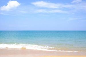 landskap visa atmosfären är vacker sand och hav och färgen på himlen, stranden phuket i thailand. foto