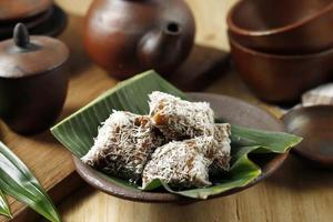 ongol ongol, indonesiska traditionella snacks med seg konsistens och strimlad kokosnötsöverdrag. foto