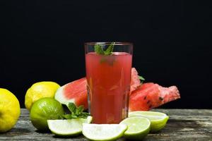 hemlagad vattenmelonjuice gjord under sommar- eller höstsäsongen foto