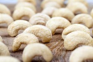 friska råa cashewnötter, närbild av skalade cashewnötter foto