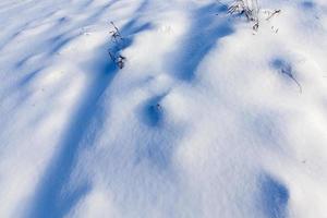 stora snödrivor efter snöfall och snöstormar, vintern foto