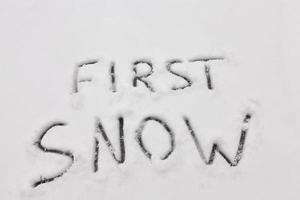inskriptionen av ordet snö på den vita första snön foto