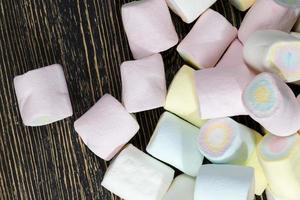 flerfärgade söta mjuka marshmallows gjorda av socker foto