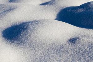 stora snödrivor efter snöfall och snöstormar, vintern foto