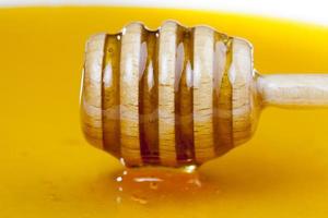läcker och naturlig lindhonung insamlad av honungsbin foto