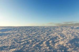 ojämna drivor av vit snö foto