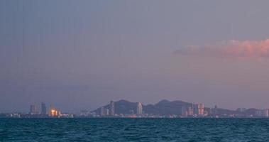 landskap utsiktspunkt panorama sommar hav vind våg sval semester lugn kust solnedgång himmel ljus orange gyllene kväll dag se lugn natur tropisk vacker havsvatten resa bangsaen strand thailand foto