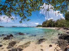 landskap sommarvy tropiskt hav strand sten blå himmel vit sand bakgrund lugn natur hav vacker våg krasch stänk vatten resor nang ram strand östra thailand chonburi exotisk horisont. foto