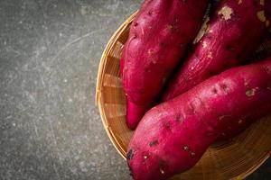 japansk sötpotatis på korgen foto