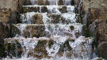 vattenfall över en stentrappa. en bäck som rinner genom en park. foto