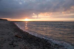 solnedgång vid Östersjön. havet, bönor starka färger. semester på stranden. landskap foto