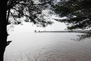 utsikt över stranden med vacker träbrygga foto