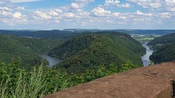 saarschleife vy från trädtopp promenadtorn. ett utsiktstorn i saarland. foto