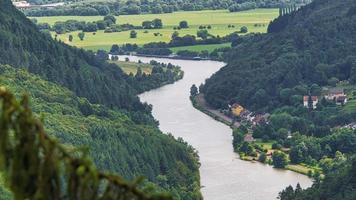 saarschleife vy från trädtopp promenadtorn. ett utsiktstorn i saarland. ren natur. foto