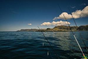 fiske i norge, selje. ett paradis för fiskesemester. njut av det hisnande landskapet med båt. foto