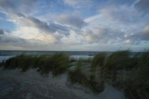 utsikt över sanddynerna till Östersjön vid solnedgången foto