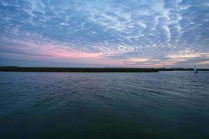 från hamnen i zingst bodden utsikt med brinnande himmel foto