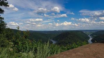 saarschleife vy från trädtopp promenadtorn. ett utsiktstorn i saarland. foto