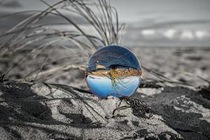 glasklot på Östersjöns strand i zingst där landskapet är avbildat. foto