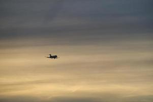 flygplan på kvällshimlen i lysande horisont. foto