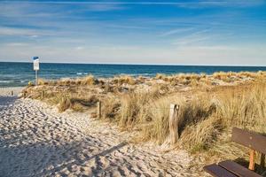 på stranden i Östersjön med moln, sanddyner och strand. vandring på våren. foto