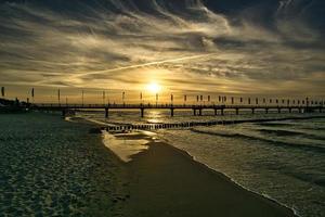 vid Östersjöns kust på zingst. piren och groynes som går i vattnet. foto