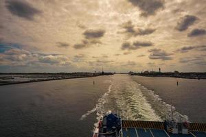 Rostocks hamnavfart. ser tillbaka till warnemuende från fartyget som seglar till sverige foto