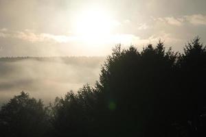 soluppgång med dimma under de tidiga morgontimmarna. foto