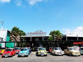 bangkok, thailand - 16 januari 2020 mini austin bil parkerad på parkering framför thai kafé och blå himmel bakgrund. veteranbil och klassisk bil. foto