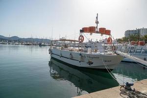 sant antoni de portmany, ibiza, spanien, 4-13-22-båt i stadspanorama foto