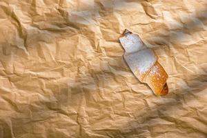 färska hemgjorda croissanter på bakplåtspapper. franskt bageri koncept foto