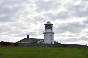 mycket molnig dag vid st bees fyr i västra cumbria foto