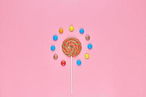 söt lollipop och godis på rosa bakgrund foto