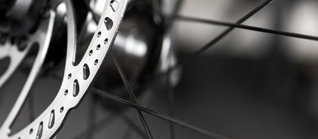 cykelskivbromsar på nära håll, metallskiva fäst på cykelhjulet, effektiva mountainbikebromsar foto