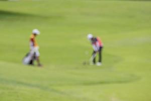 man spelar golf på golfbanan. foto