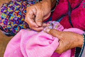 mien hilltribe brodera mönster färgad tråd. foto