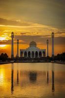 landskap av vacker solnedgångshimmel vid centrala moskén i Songkhla-provinsen, södra Thailand. foto