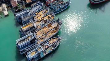 Flygfoto över fisherman dock som har många fartyg som ankrar för transport av skaldjur och förnödenheter på ön Songkhla, Thailand foto