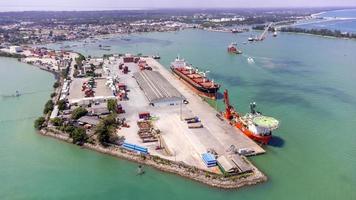 songkhla island, thailand - februari 2022 - flygfoto över industriella transportföretag och lastfartygscontainer. ligger på en halvö som skiljer mynningen åt. foto