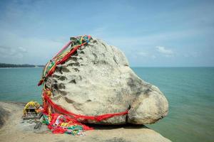 hin hua nai ringde sten vid kao seng hamn i Songkhla stad södra Thailand. södra gården av klippan där lokalbefolkningen kallade denna plats hua nai raeng foto