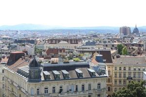 en utsikt över en stad i Wien med stora byggnader i bakgrunden foto