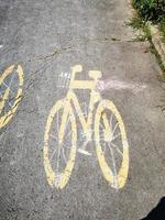 cykelbana som markerar gul färg på trottoaren foto