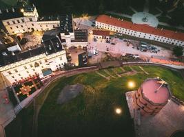 flygfoto natursköna litauens huvudstad gediminas slottstorn med naturskönt panorama över staden. baltiska resmål i Europa foto