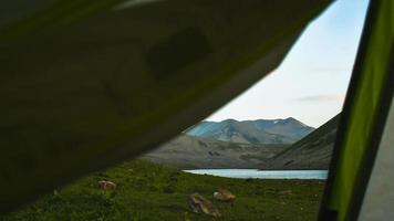 tältvy panorama över levanissjön i georgien foto