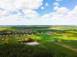 Litauens landsbygdsnatur med utsikt över byn på sommaren från flygperspektiv foto