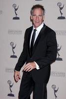 los angeles, 15 september - scott bakula på kreativa emmys 2013, pressrum på nokia teater den 15 september 2013 i los angeles, ca. foto